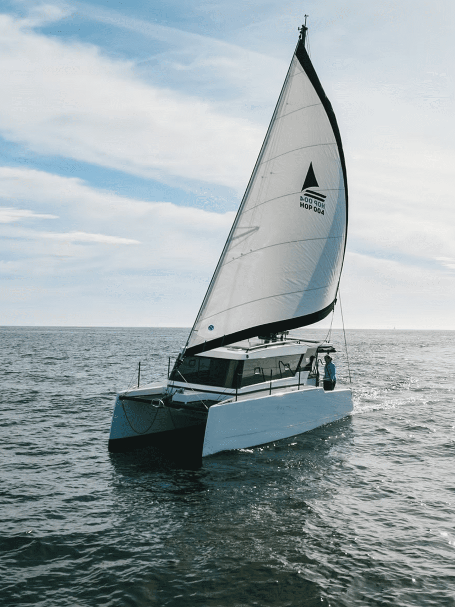 yate eléctrico y vela Tarragona Cataluña Hop Yachts
